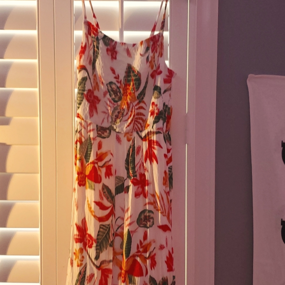 Old Navy white with leaves